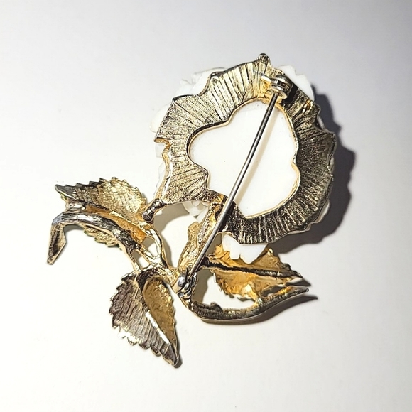 VINTAGE WHITE CELLULOID ROSE BROOCH & 2 PAIR EARRINGS - Picture 4 of 6